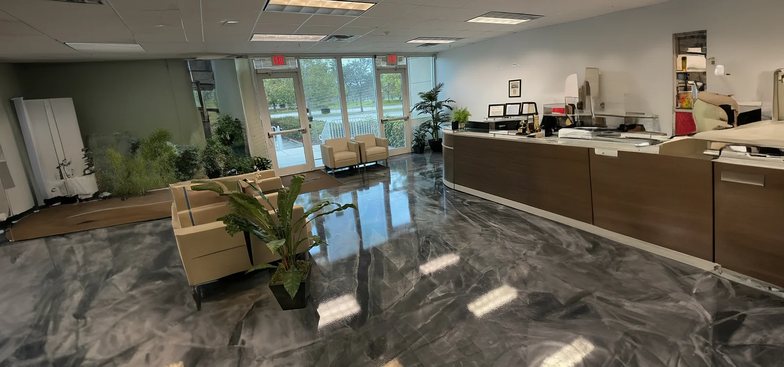 Piso epoxy metálico gris en lobby comercial